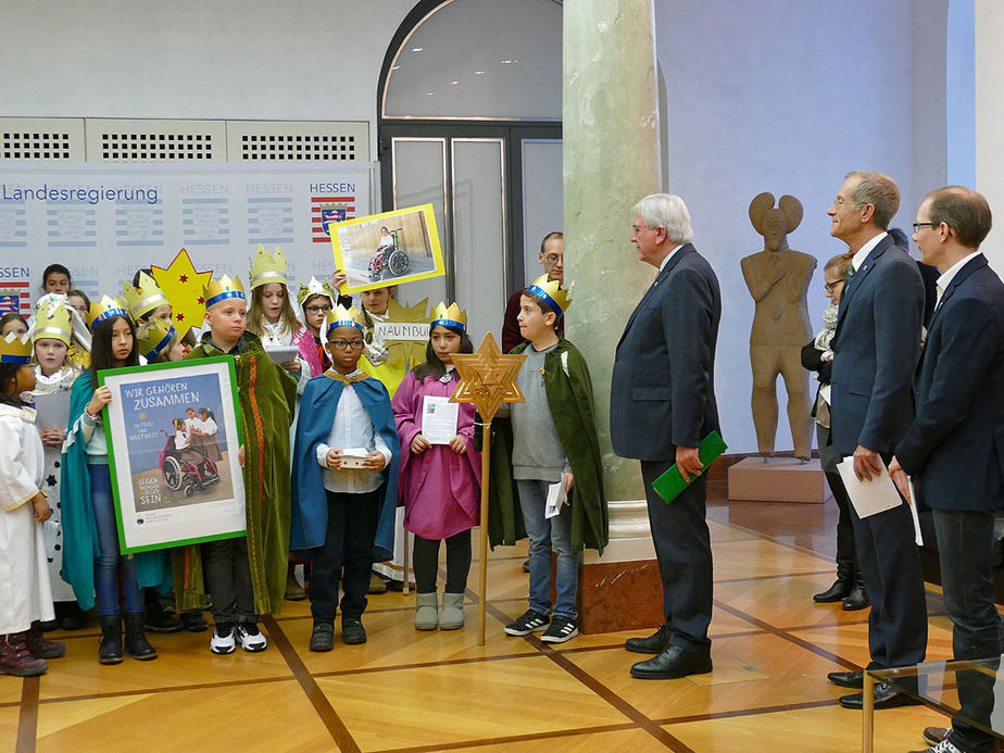 Naumburger Sternsinger zu Besuch beim Hessischen Ministerpräsidenten Volker Bouffier (Foto: Karl-Franz Thiede)